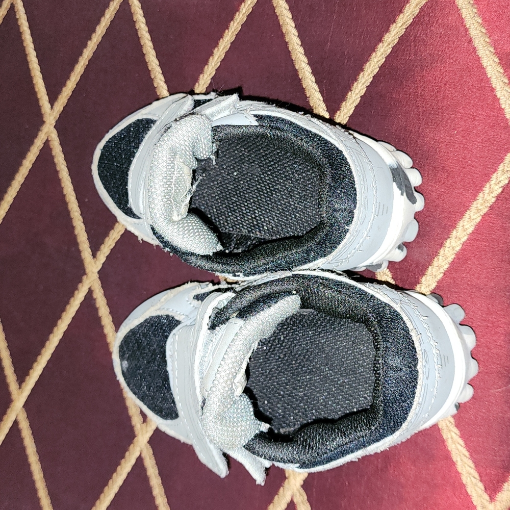 Size 6 toddler shoes - Picture 5 of 5